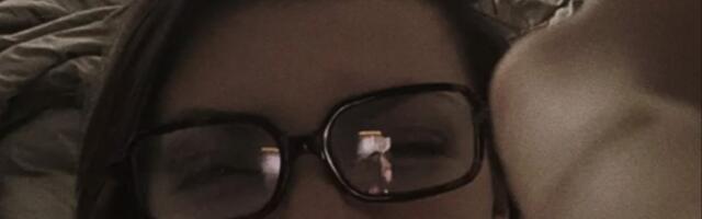 "IGRAČKA ZA DOMAĆICU"  Ćerka Dina Dvornika pozirala u TANGAMA na krevetu: Jedan detalj u uglu spavaće sobe ZATEKAO JAVNOST (FOTO)