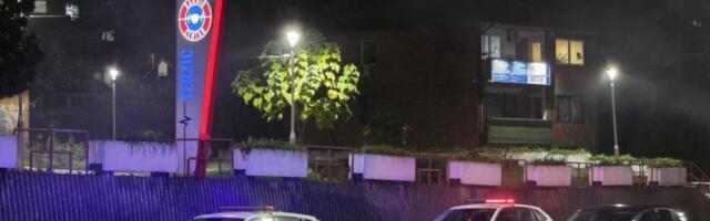 PUCNJAVA U TUZLI, IMA MRTVIH! Policija zatvorila kvart, hitna pomoć na terenu