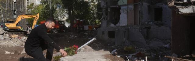 DAN ŽALOSTI U KIJEVU! Tela dece pod ruševinama, ruske rakete sravnile zgradu sa zemljom, Zelenski položio ruže na mesto tragedije: "Ne smeju proći nekažnjeno!"