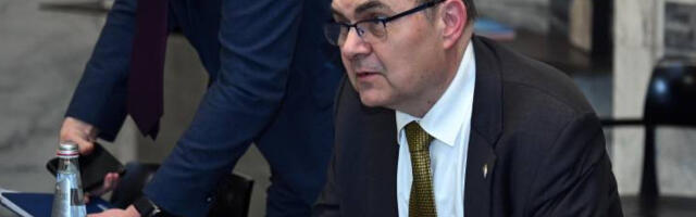 Шмит: Сугерисано ми је да направим место за некога другог