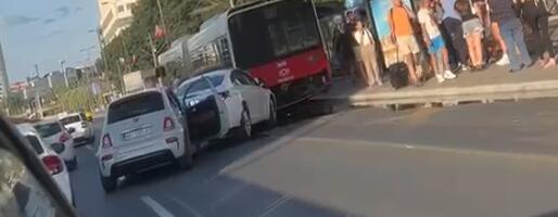 HOROR KOD BEOGRADSKOG SAJMA! Povređeno dete (5) i žena u teškom sudaru: Mališan krvario iz glave, hitno prevezen u Tiršovu! (VIDEO)