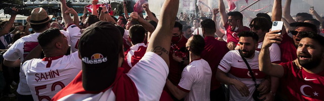 TURCI OKUPIRALI RIM: Večni grad postao Istanbul! Fešta turskih navijača u prestonici Italije! FOTO