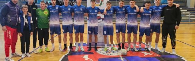 Pehar za ekipu Srednje škole „Dragačevo” na Okružnom takmičenju u futsalu