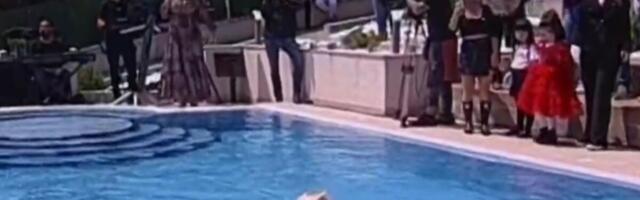 ŠOK U EMISIJI UŽIVO: Zorica Marković uskočila u bazen kod Jovane Jeremić, gosti poskakali na noge, VRISKA I CIKA se ori imanjem