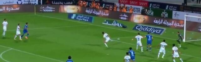 Aleksandar Mitrović ume i petom (VIDEO)