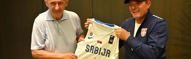 Piksi posetio košarkaše u Rigi: Pešiću orasnice i čuveno piće