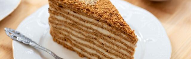 Po bakinom receptu: Svi tvrde da je ovo ubedljivo najbolja krema za torte (VIDEO)