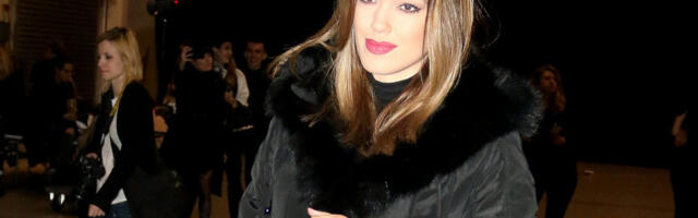 NINA RADULOVIĆ bira jelku, a niko ne skida pogled sa nje: Nikad kraća suknja otkrila najduže noge domaće scene (FOTO)