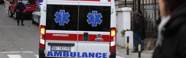 PEŠAK POKOŠEN KOD ŠKOLE U RAKOVICI: Muškarac sa teškim povredama prevezen u Urgentni