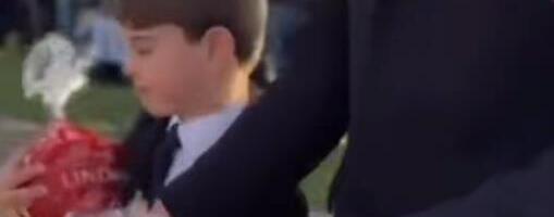 Urnebesan video princa Luija koji otima poklon iz očevih ruku preplavio internet: Hit snimak sve nasmejao do suza
