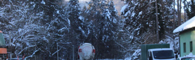 На појединим путним правцима снег до 5 центиметара