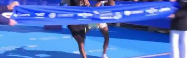 Istorija se ponovila! Ovo je najluđa završnica maratona ikad, atletičar glavom pokušao da pobedi u foto-finišu