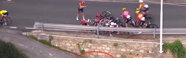 Užas na trci u Italiji: Biciklistkinja preletela preko ograde! /VIDEO/