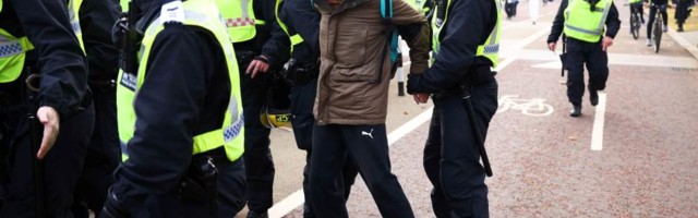 Protest protiv restriktivnih mera u Londonu, policija hapsila demonstrante