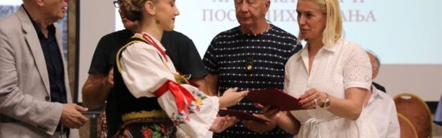 Nova zbirka poezije Božice Velusis "Lina i more"