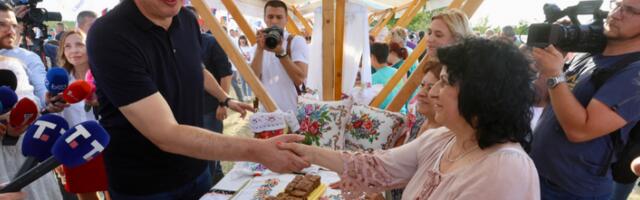 Вучић у Владимировцу најавио иновативну кампању СНС-а