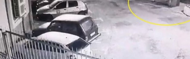 (VIDEO) PIROMANI IZMIČU POLICIJI? Kamere snimile izgrednike u toku je opsežna potraga, EVO KAKO SU ZAPALILI DVA AUTOMOBILA