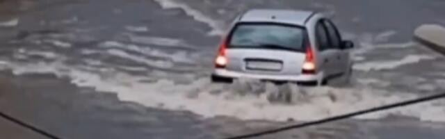 POPLAVE U CRNOJ GORI, KIŠA LIJE, IBAR SE IZLIO IZ KORITA: Sever zemlje pod vodom, veliki problemi u Podgorici, U Tivtu voda poplavila zgradu HItne pomoći