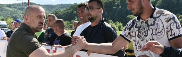 Narod guraju u sukobe, a druže se na jahtama: Sve veze Srpske liste i kosovskih vlasti