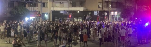 Kragujevac u pokretu: Iz različitih delova grada Kragujevčani stigli do Velikog parka i blokirali raskrsnicu (VIDEO)