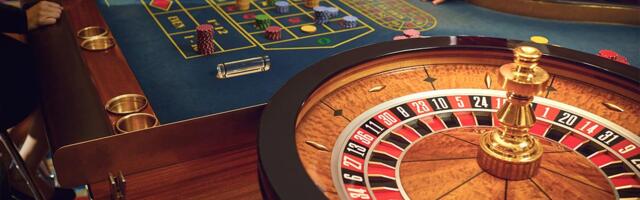 ŠPIJUNSKIM UREĐAJIMA "DIGLI" 784.000 DOLARA: Muž i žena uhvaćeni u kazinu kako pokušavaju da prevare sistem, odala ih - alavost