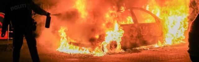 JEZIVA EKSPLOZIJA NA AUTO-PUTU! Masovni sudar desetina vozila u snežnom paklu! Vatra kulja iz olupina, ljudi beže od vatrene stihije! (VIDEO)