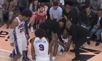 U POSLEDNJIM SEKUNDAMA MEČA DOŽIVEO VELIKI PEH! Poznato stanje povrede najboljeg igrača Filadelfije! (VIDEO)