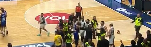 Haos u Podgorici: Tuča košarkaša Budućnosti i Kluža, završili u stolicama, uletelo i obezbeđenje