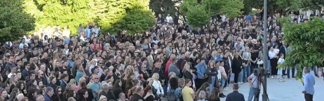 Stotine građana na mirnom protestu u Drnišu zbog ubistva 19-godišnjaka