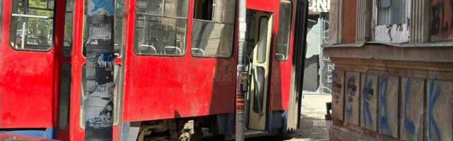 PRVE SLIKE TEŠKE NESREĆE NA DORĆOLU, LJUDI ISKAKALI KROZ PROZOR! Tramvaj se zakucao u zgradu na Dorćolu! (FOTO)
