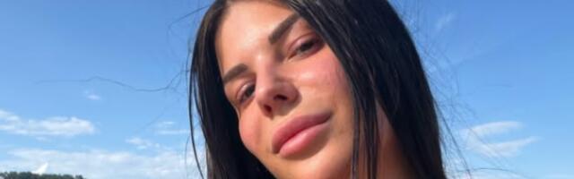 Srbi, polako sa komentarisanjem! Tina se skinula pa zauzela pozu na gliseru: Tračice jedva zadržale grudi, a dole… (FOTO)