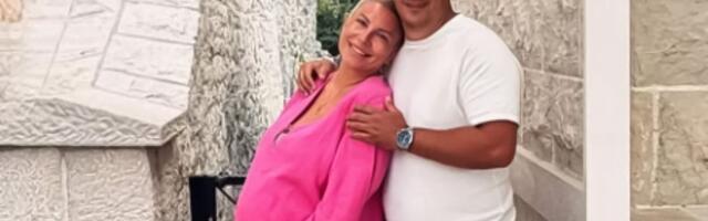 Dea Đurđević pred porođaj posetila Ostrog sa mužem: U roze haljini i sa stomakom do zuba blista od sreće