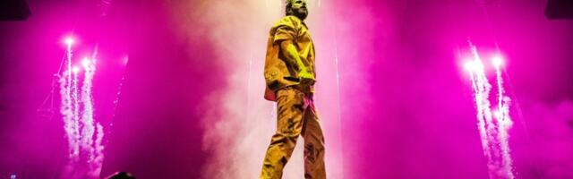 Poznati reper pao, povredio rebra, pa nastavio da peva (VIDEO)