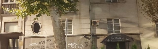 Ovo je zaista komšija iz pakla, kada su stanari shvatili šta im je radio na ulaznim vratima ostali su nemi!