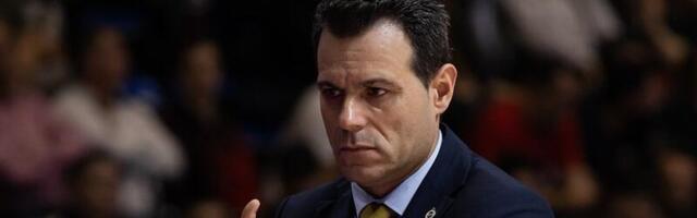 Gospodin Dimitris Itudis! Grk poklonio violinu Fakultetu muzičkih umetnosti