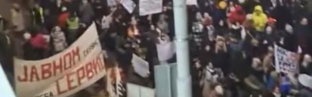 "Javnom servisu treba servis": Studenti FLU nose OGROMAN "sendvič" radnicima RTS-a (VIDEO)