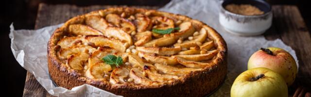 Slatki mali izvrnuti kolač od jabuka
