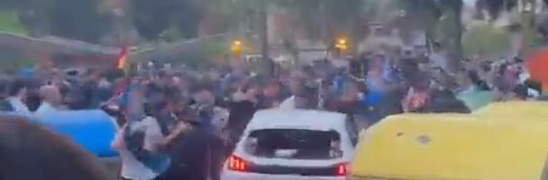 UŽASNE SCENE U BARSELONI: Automobill proleteo i pokosio navijače Espanjola! (VIDEO)