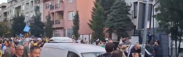 Građani ispred Vučevićeve zgrade: Miloše, ološe! (VIDEO)