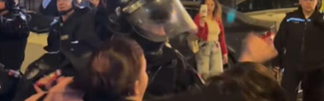 Ženske organizacije: Suspendovati policajca koji je kod Banovine tukao devojku, izjava Maje Gojković sramotna