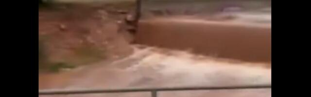 NEVIĐEN HAOS U GRČKOJ: Srpski turistički raj potopljen — ljudi beže na KROVOVE kuća (VIDEO)