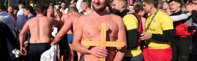 Mihajlo Adžić iz Kruševca doplivao do Časnog krsta na Šumaričkom jezeru