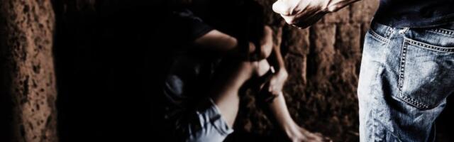 Ubadao je olovkom, šamarao, šutirao u glavu: Devojku (18) iz Surčina iz ralja đavola spasila slučajna prolaznica, slike užasa podelila na instagramu