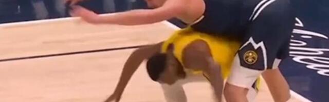Nikola Jokić "jahao" košarkaša Lejkersa, ali bukvalno: Snimak postao viralan posle pobede Denvera