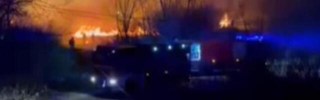 Odjekuju detonacije na Novom Beogradu! Poznati splav u plamenu, vatrogasci se bore sa vatrenom stihijom (VIDEO)