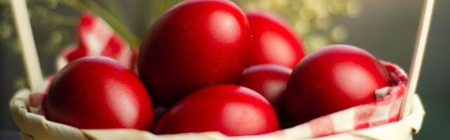 Jarko crvena jaja za Vaskrs: Tehnika farbanja koju svaka iskusna domaćica treba da zna  (VIDEO)