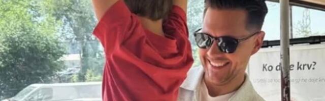 Biković se vozi gradskim prevozom sa sinom: Prizor koji se retko viđa, Vasilije (2) se uhvatio za šipku i visi