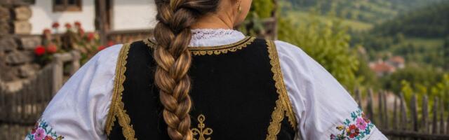 Bake su se klele u trik sa rakijom za kosu: Evo kako se pravilno koristi i zašto mnogi veruju da podstiče rast