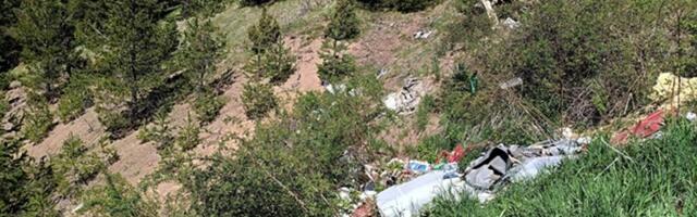 Naši zemljaci iz inostranstva zatečeni: Došli da provedu odmor u rodnom mestu, a u njemu bahati pojedinci napravili divlju deponiju