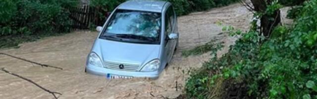 Katastrofa u Ljigu: Voda ušla u kuće, putevi odsečeni, auto zaglavljen u bujici, stariji meštani ovo ne pamte
